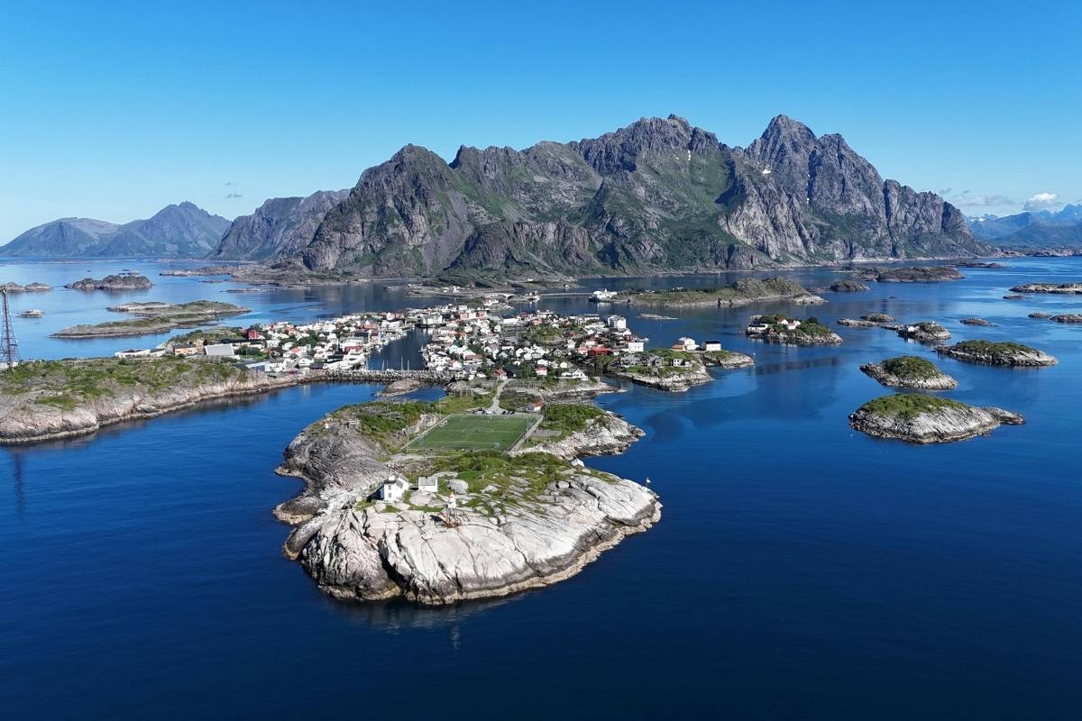 Van aménagé face aux fjords en Norvège